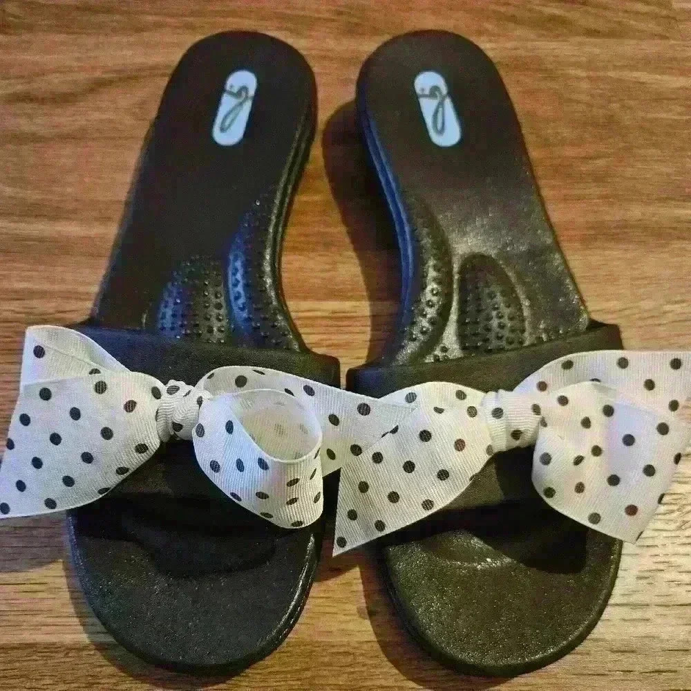 OKA.b Brown sandals with Brown Polka dot bows.  ML size  8/9